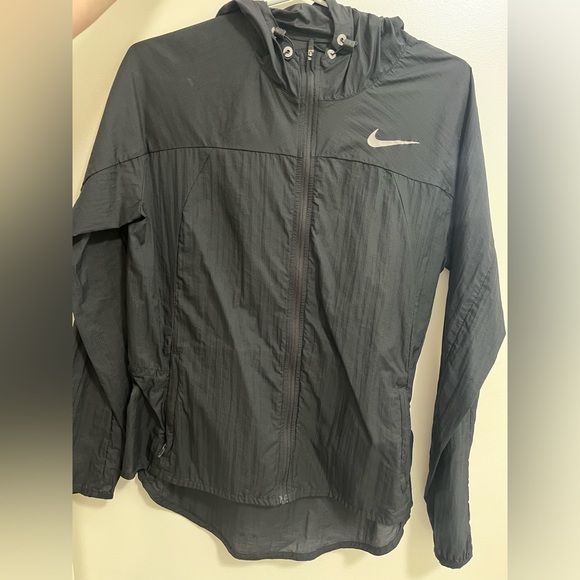 Lightweight Nike windbreaker for running - Picture 1 of 2